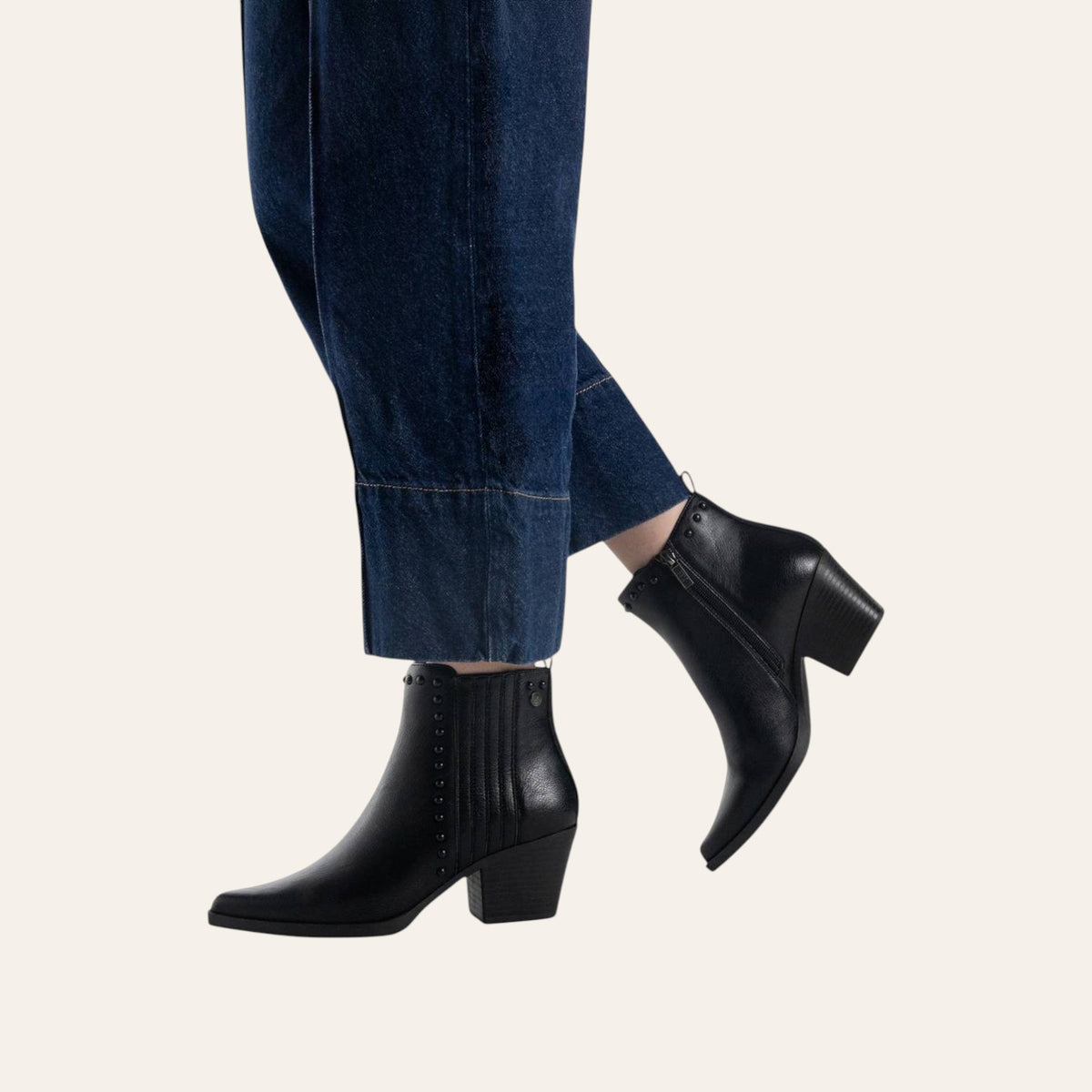 So and Ro - shoes and more - Xenia zwarte western enkellaarsjes in lederlook met blokhak gedragen onder een jeans