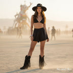 So and Ro - shoes and more - zwarte western enkellaarsjes met franjes en steentjes gedragen door model in woestijn