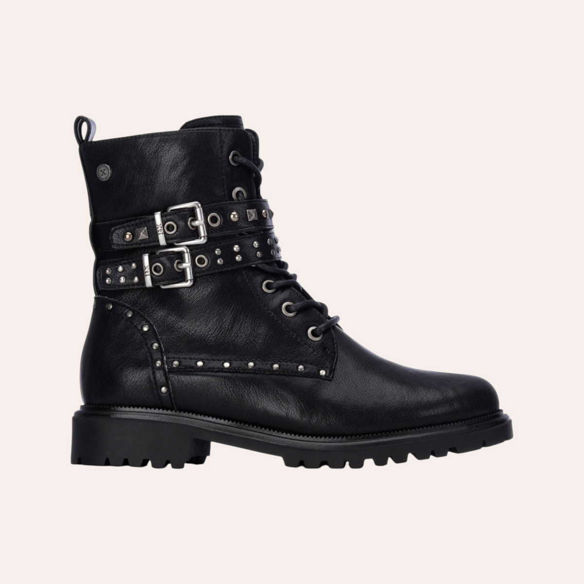So and Ro - shoes and more - zwarte XTI bikerboots met zilveren studs, gespriemen en robuuste profielzool