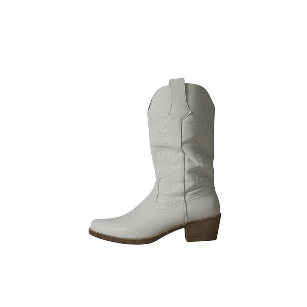 So and Ro white faux leather Western boots with tonal embroidery and block heel.