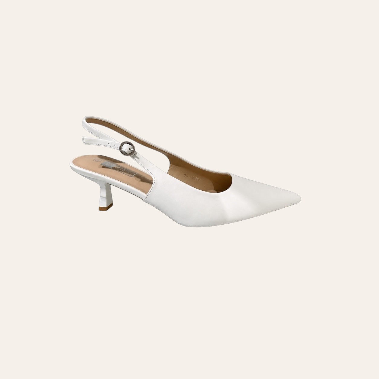 So and Ro - shoes and more - Witte slingback schoen met puntneus en kitten hak. Verstelbare enkelband met zilveren gesp.
