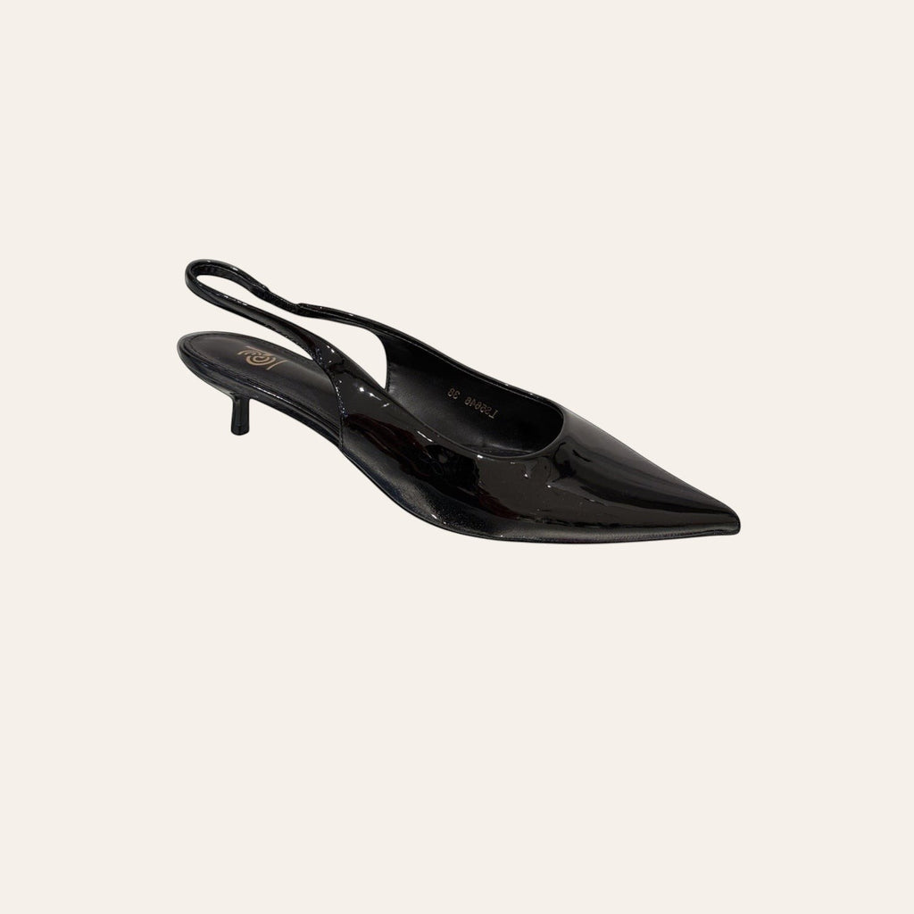 So and Ro - shoes and more - Zwarte lak slingback met puntneus en kitten heel. Elegante damesschoenen met verstelbare enkelband.