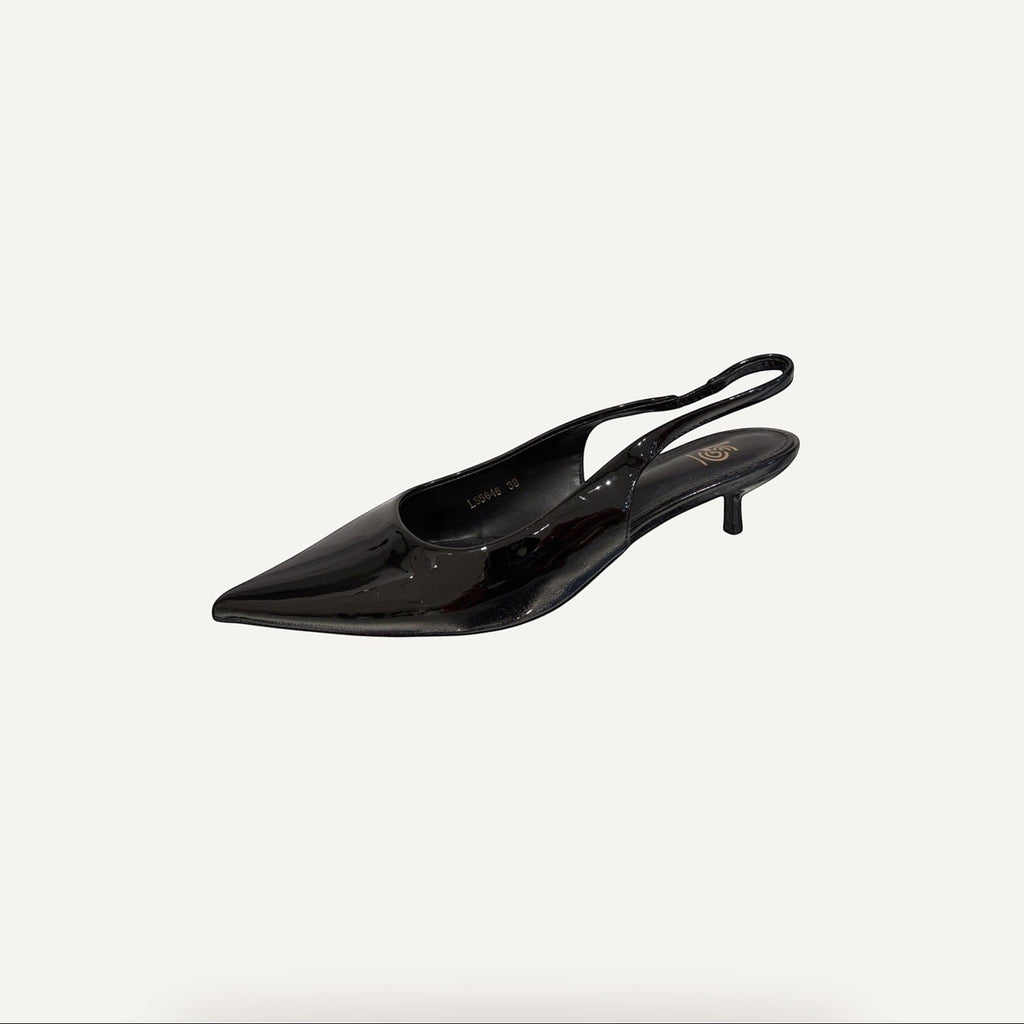 So and Ro - shoes and more - Zwarte lak slingback met puntneus en kitten heel. Elegante damesschoen met verstelbare enkelband.
