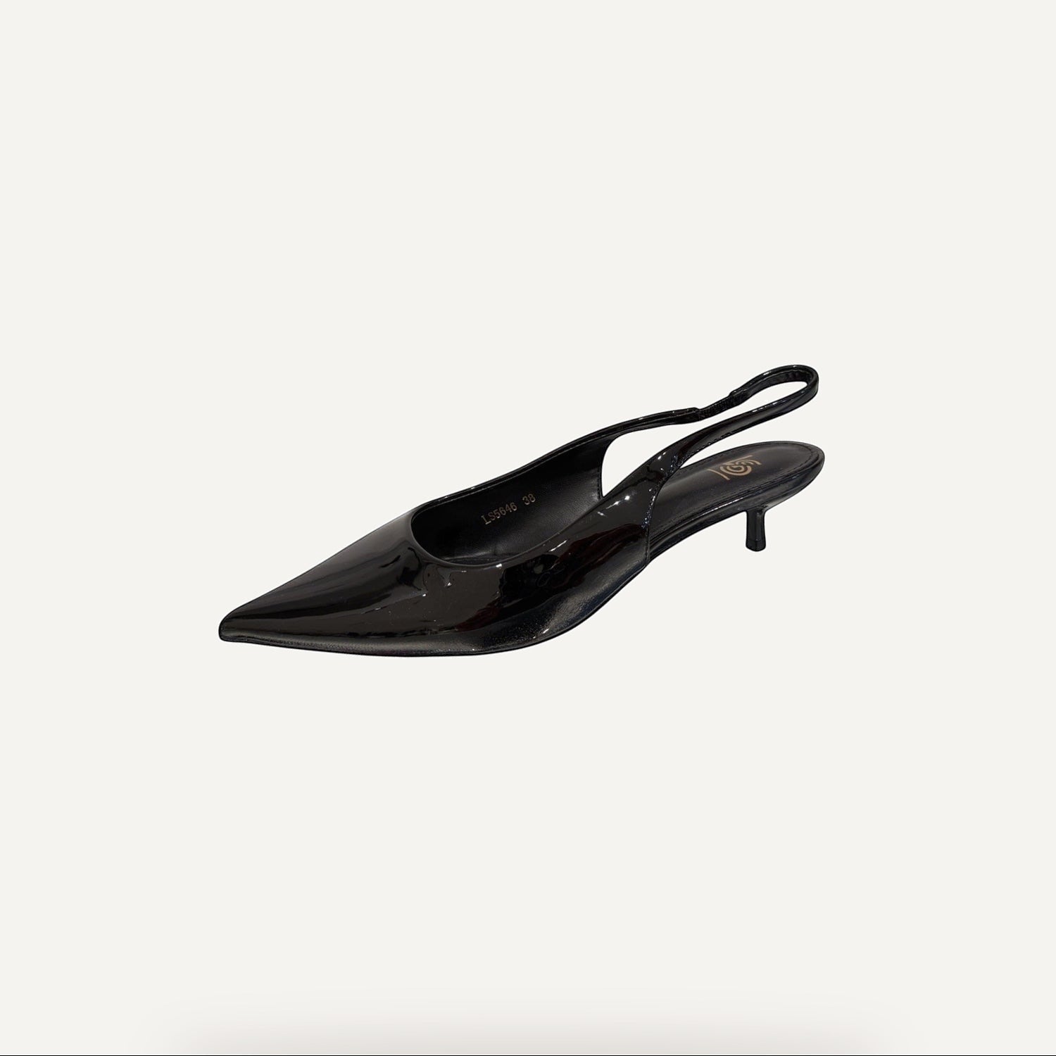 So and Ro - shoes and more - Zwarte lak slingback met puntneus en kitten heel. Elegante damesschoen met verstelbare enkelband.