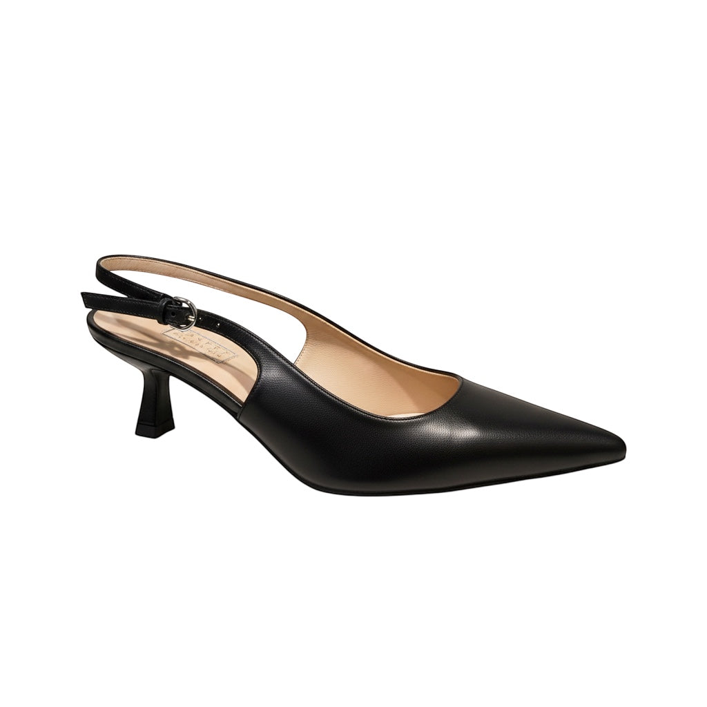 So and Ro - shoes and more - Zwarte matte slingback pumps met puntneus en kitten hak. Verstelbare enkelband.