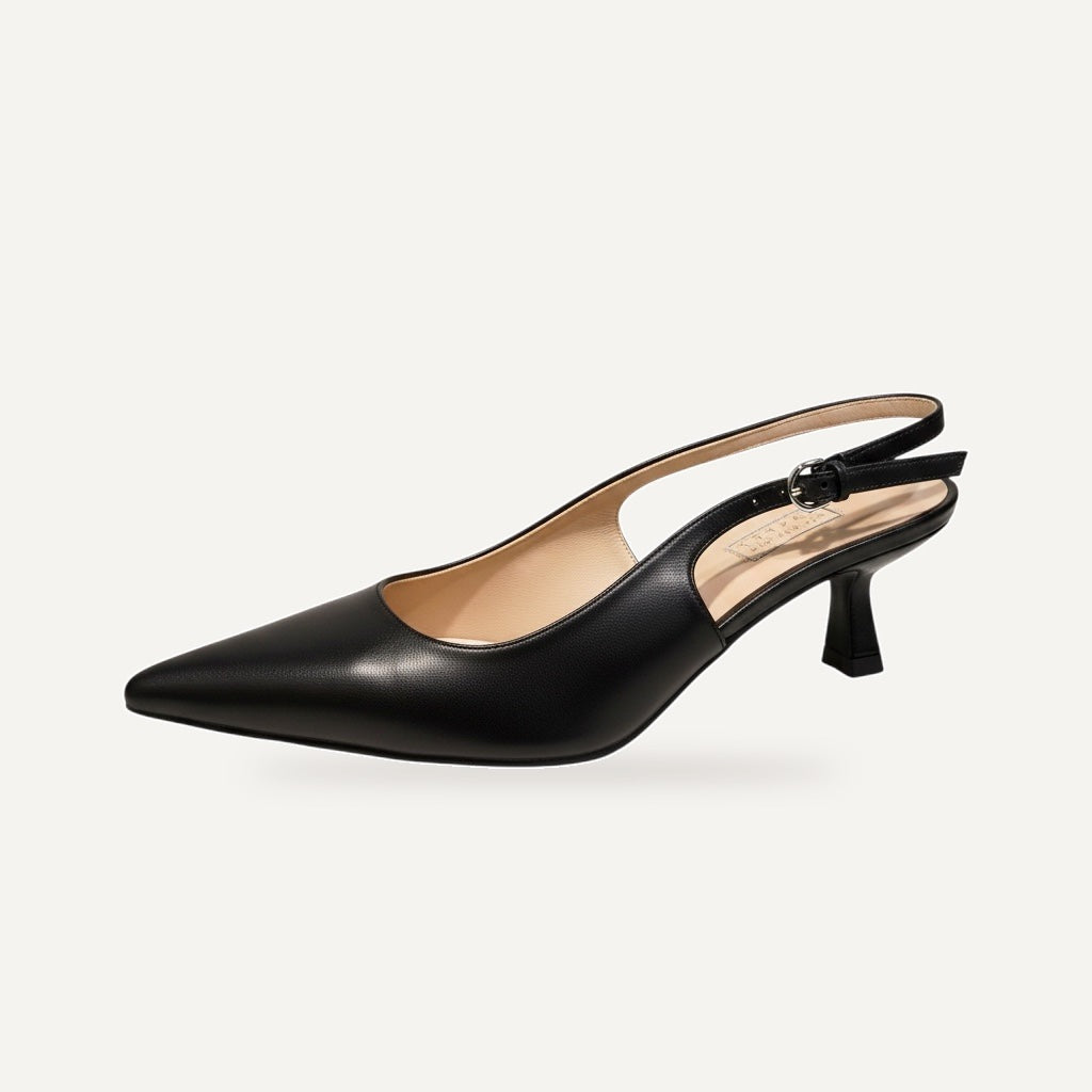 So and Ro - shoes and more - Zwarte matte slingback met puntneus en kitten hak. Verstelbare enkelband.